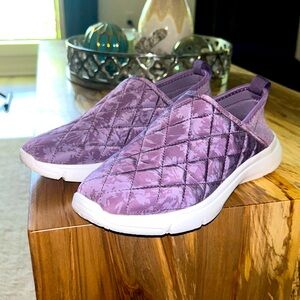 VB Cloud Vera Bradley Purple Tonal Chrysanthemum Floral Convertible Slip On Shoe